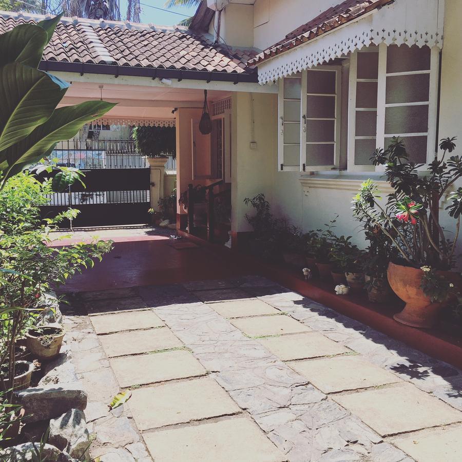 Charming Homestay By The Beach Dehiwala-Mount Lavinia ภายนอก รูปภาพ