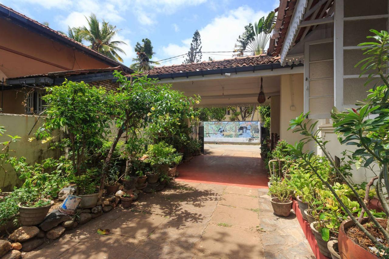 Charming Homestay By The Beach Dehiwala-Mount Lavinia ภายนอก รูปภาพ