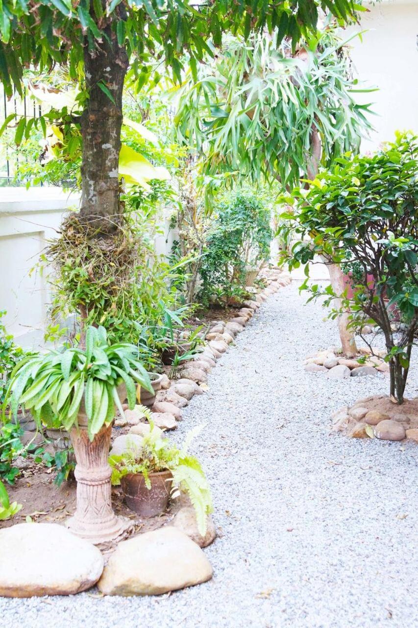 Charming Homestay By The Beach Dehiwala-Mount Lavinia ภายนอก รูปภาพ